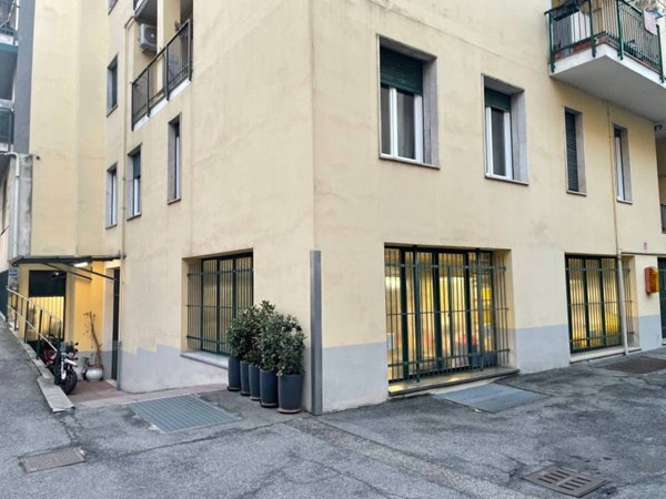 negozio in vendita a Milano in zona Lorenteggio