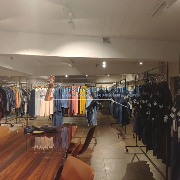 negozio in vendita a Milano in zona Affori