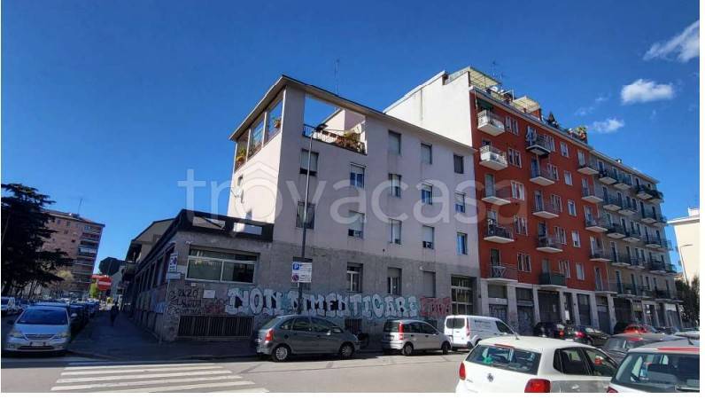 appartamento in vendita a Milano in zona Cascina dei Pomi
