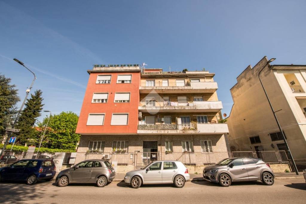 appartamento in vendita a Milano in zona Baggio