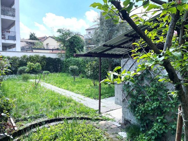 casa indipendente in vendita a Milano in zona Baggio