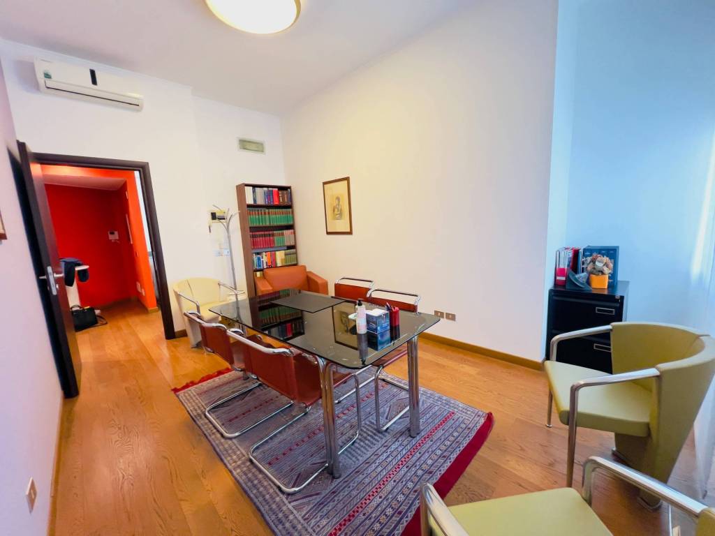 ufficio in vendita a Milano in zona Guastalla