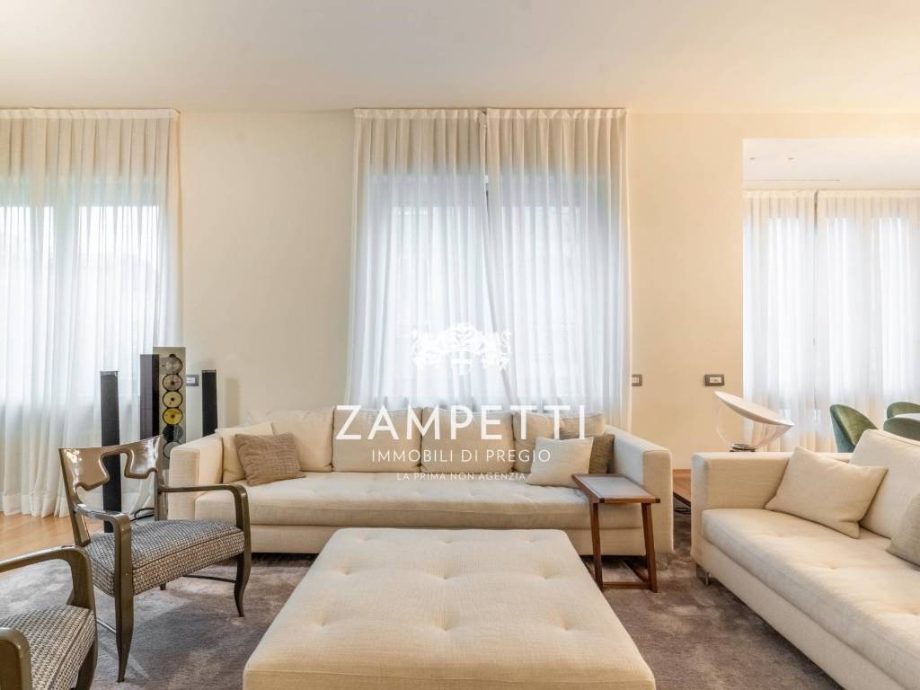 appartamento in vendita a Milano in zona Porta Nuova