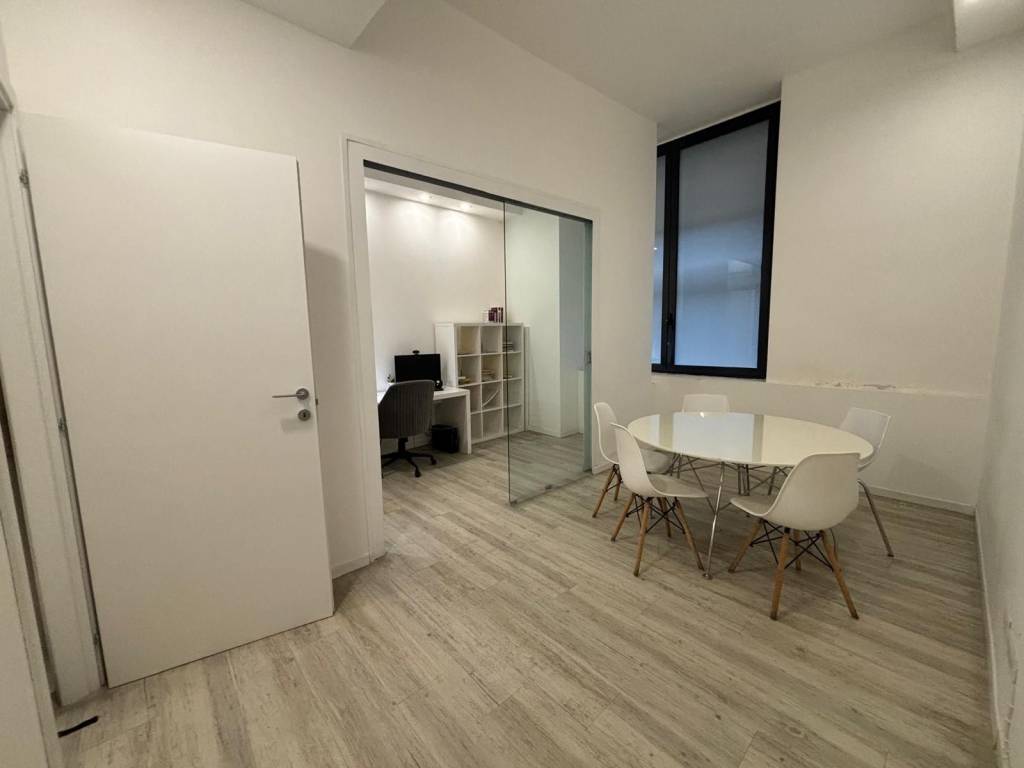 ufficio in vendita a Milano in zona Guastalla