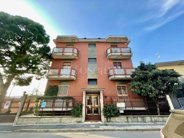 negozio in vendita a Milano in zona Baggio