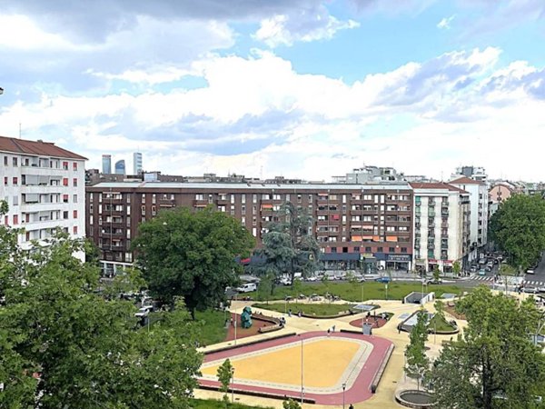 appartamento in vendita a Milano in zona Lorenteggio