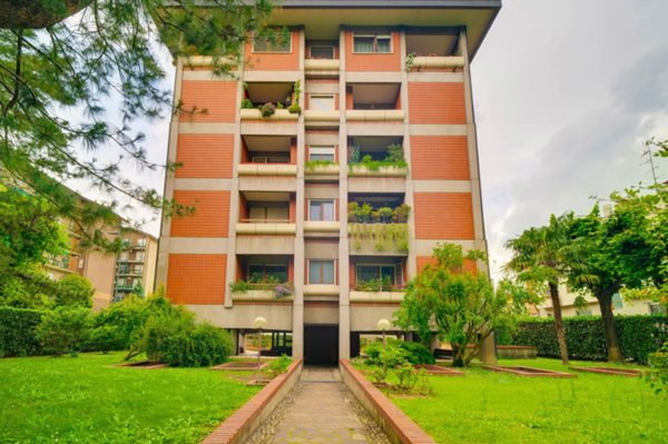 appartamento in vendita a Milano in zona Famagosta
