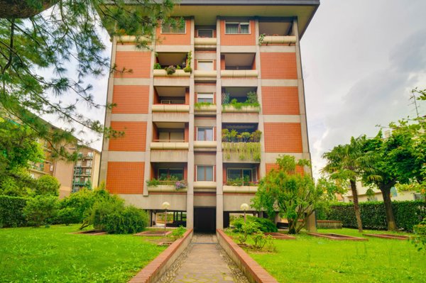 appartamento in vendita a Milano in zona Famagosta