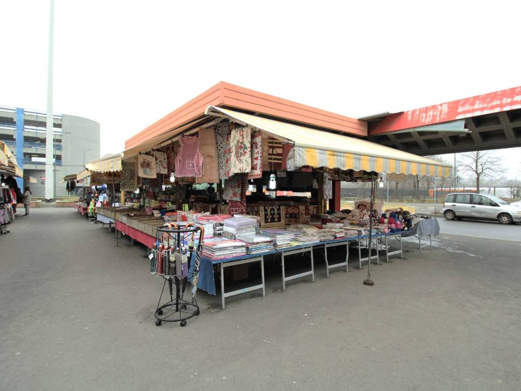negozio in vendita a Milano in zona Ponte Lambro