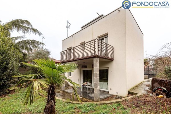 casa indipendente in vendita a Milano in zona Lorenteggio