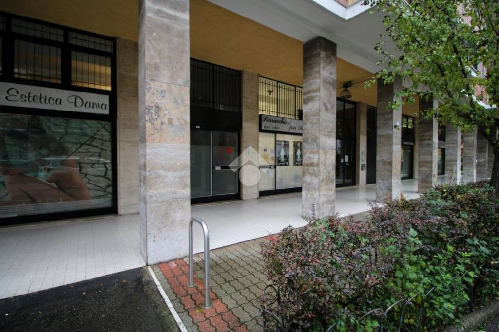 negozio in vendita a Milano in zona Affori
