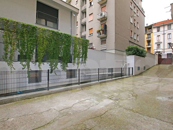 locale commerciale in vendita a Milano in zona Solari