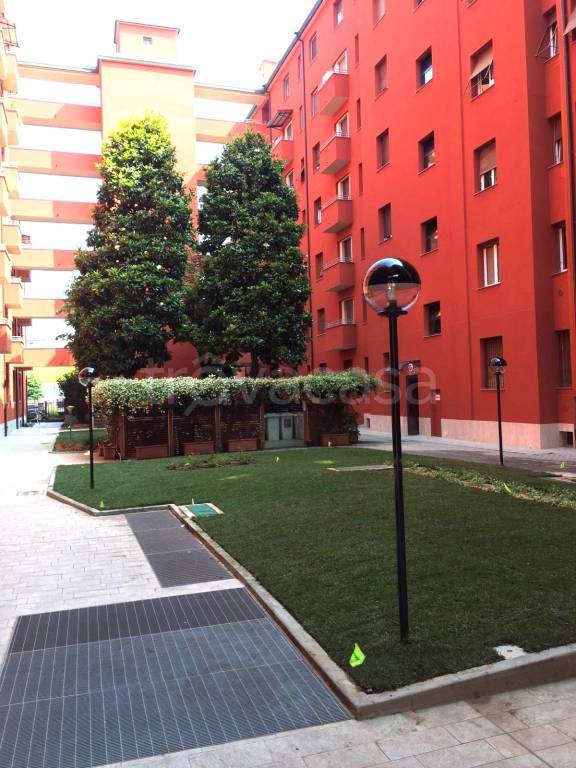 appartamento in vendita a Milano in zona Cascina dei Pomi