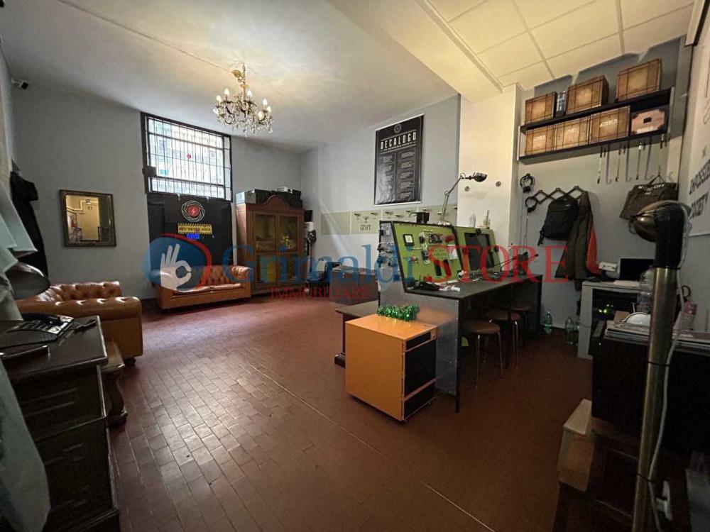 negozio in vendita a Milano in zona Porta Ticinese