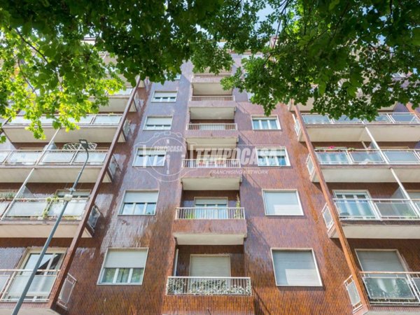 appartamento in vendita a Milano in zona Lorenteggio