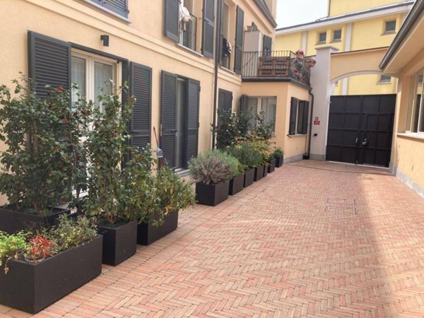 ufficio in vendita a Milano in zona Piazzale Lodi
