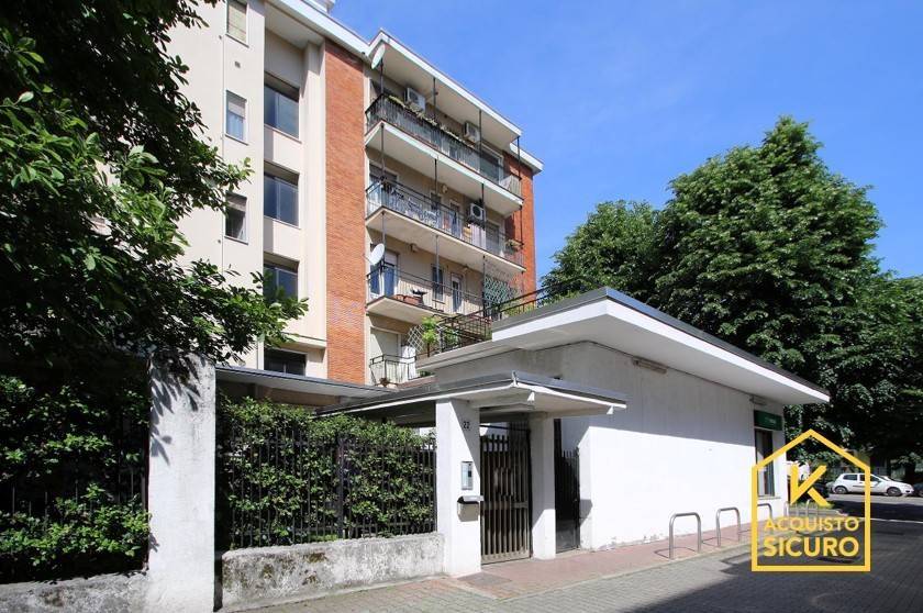 appartamento in vendita a Milano in zona Morsenchio