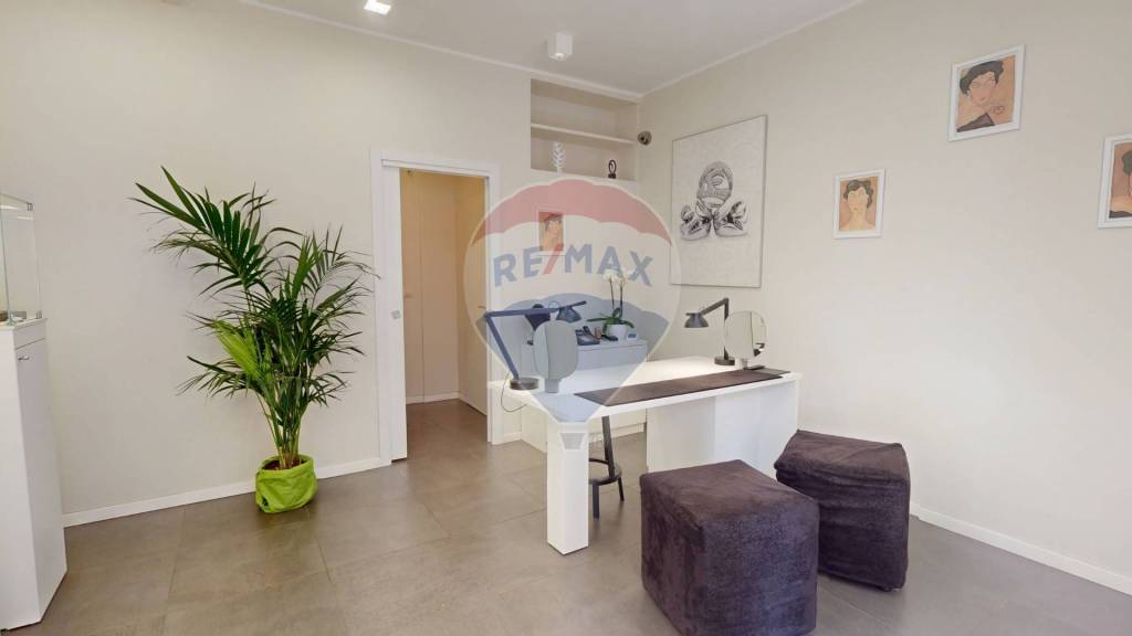 negozio in vendita a Milano in zona Guastalla