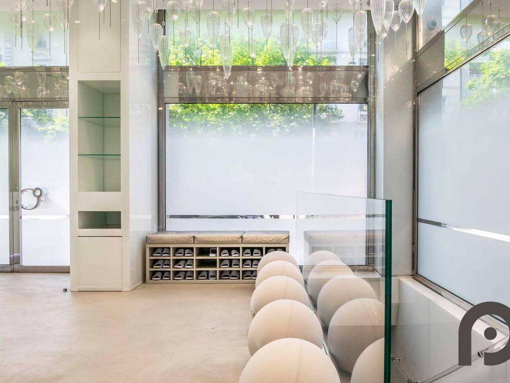 negozio in vendita a Milano in zona Porta Nuova
