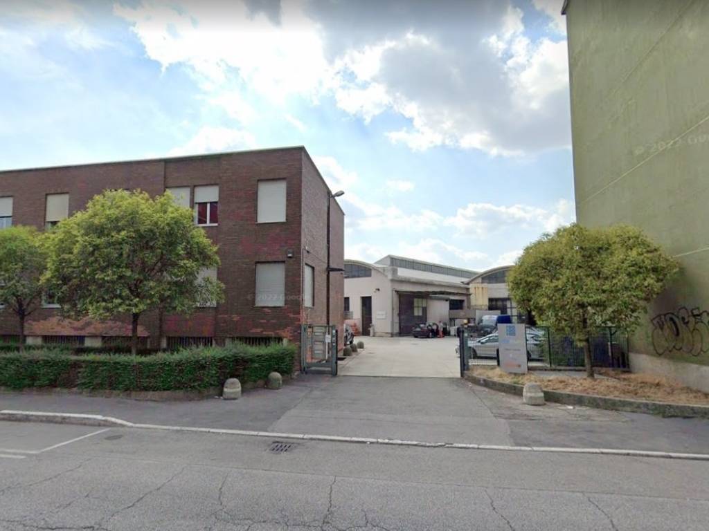locale commerciale in vendita a Milano in zona Adriano