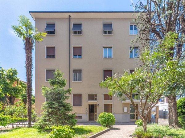 appartamento in vendita a Milano in zona Lorenteggio