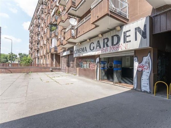 locale commerciale in vendita a Milano in zona Feltre