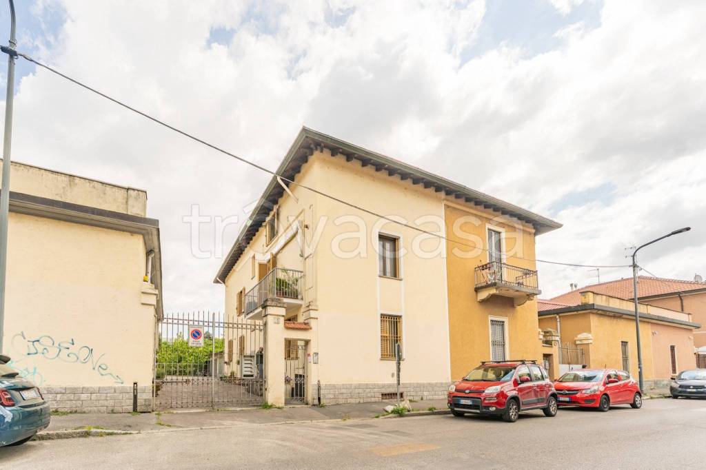 appartamento in vendita a Milano in zona Famagosta