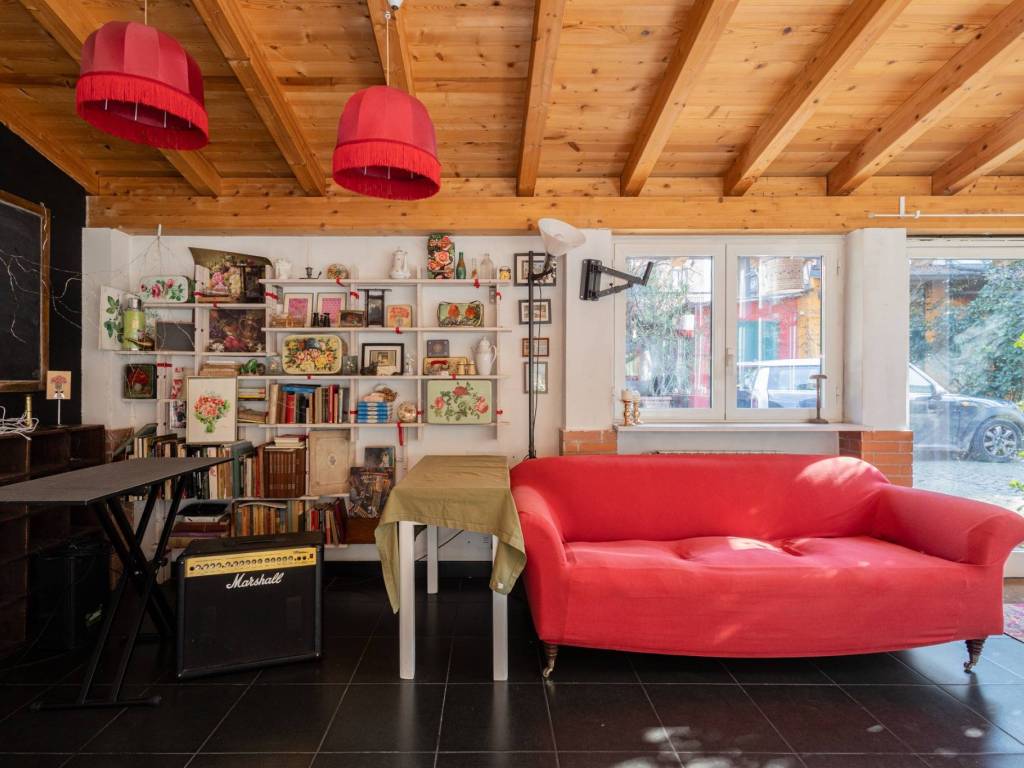 negozio in vendita a Milano in zona Baggio