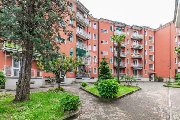 appartamento in vendita a Milano in zona Lorenteggio