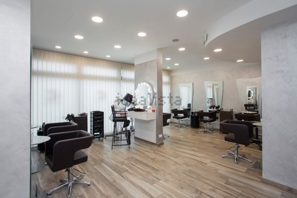 locale commerciale in vendita a Milano in zona Piazzale Lodi