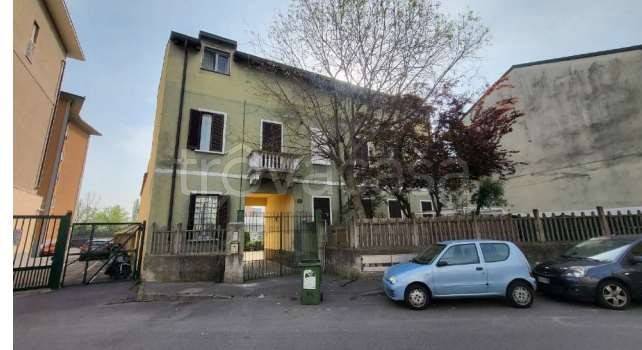 appartamento in vendita a Milano in zona Baggio