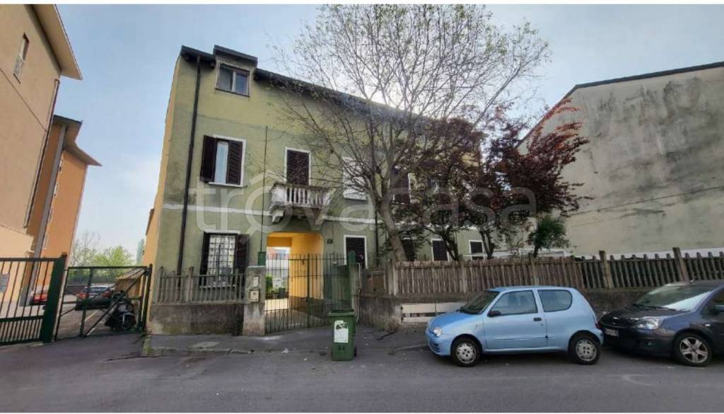 appartamento in vendita a Milano in zona Baggio