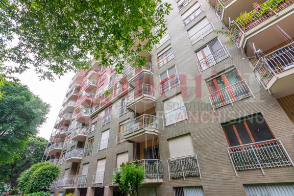 appartamento in vendita a Milano in zona Famagosta