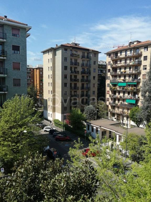 appartamento in vendita a Milano in zona Lorenteggio