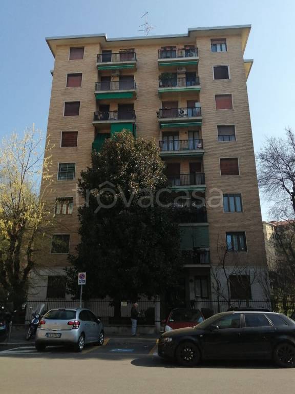 appartamento in vendita a Milano in zona Lorenteggio
