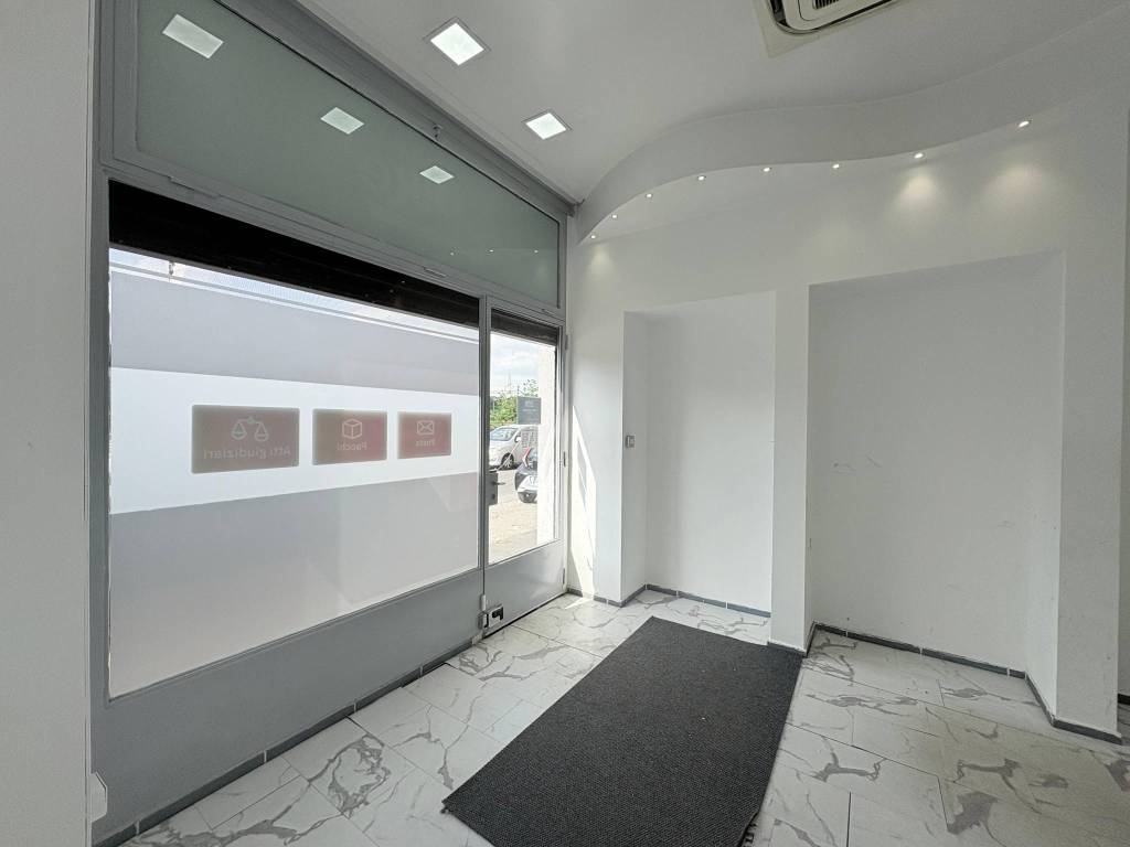 negozio in vendita a Milano in zona Famagosta