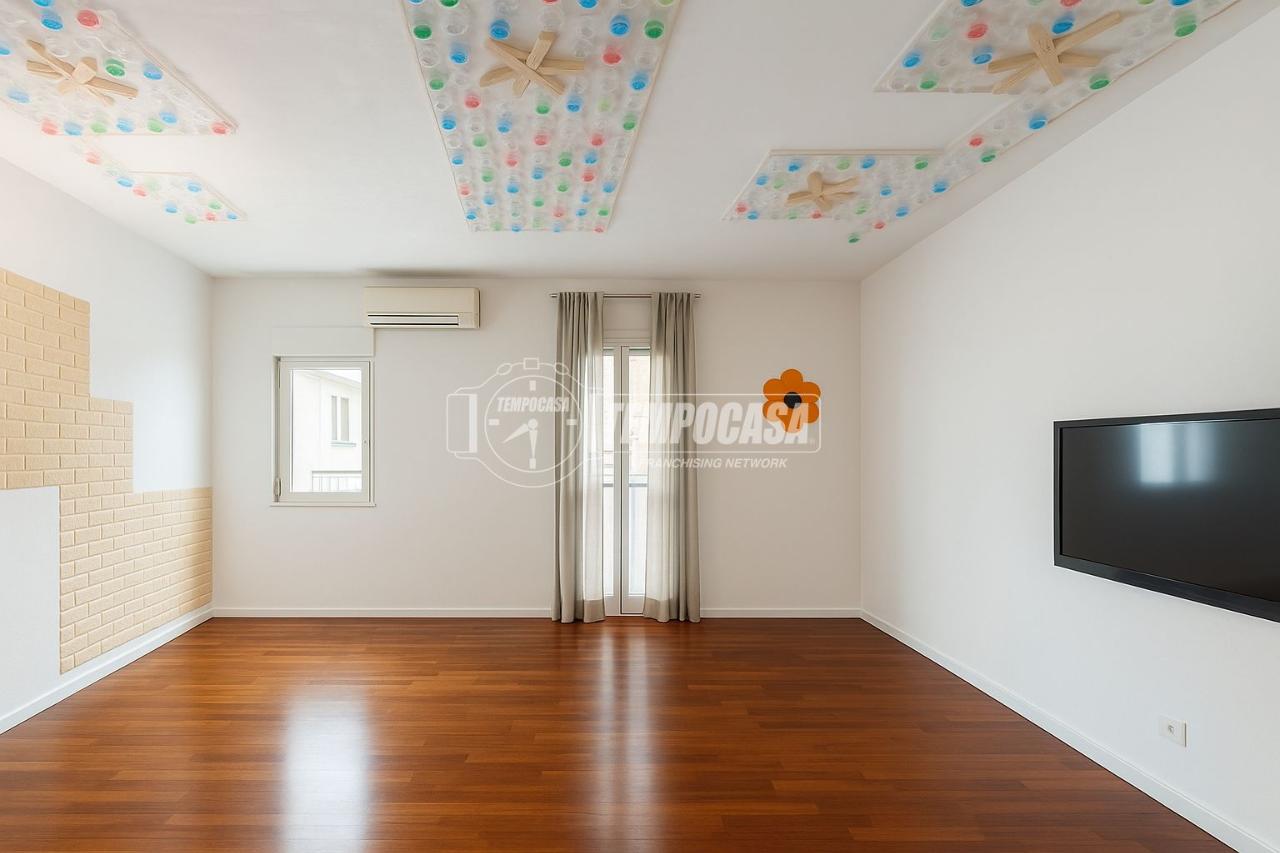 appartamento in vendita a Milano in zona Adriano