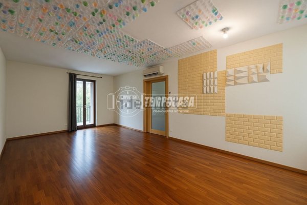 appartamento in vendita a Milano in zona Adriano