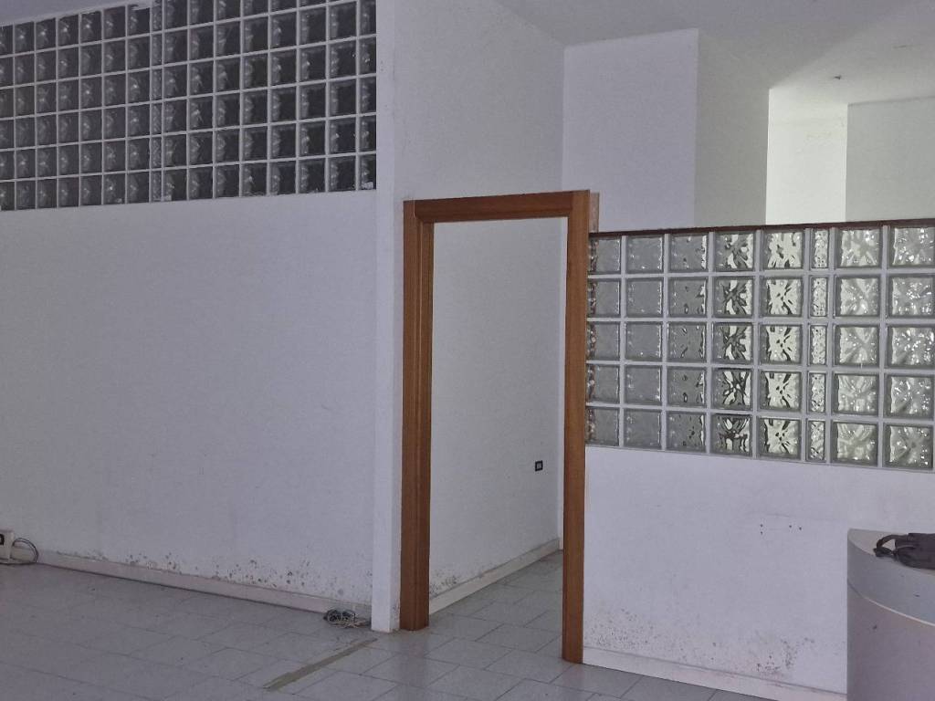 negozio in vendita a Milano in zona Adriano