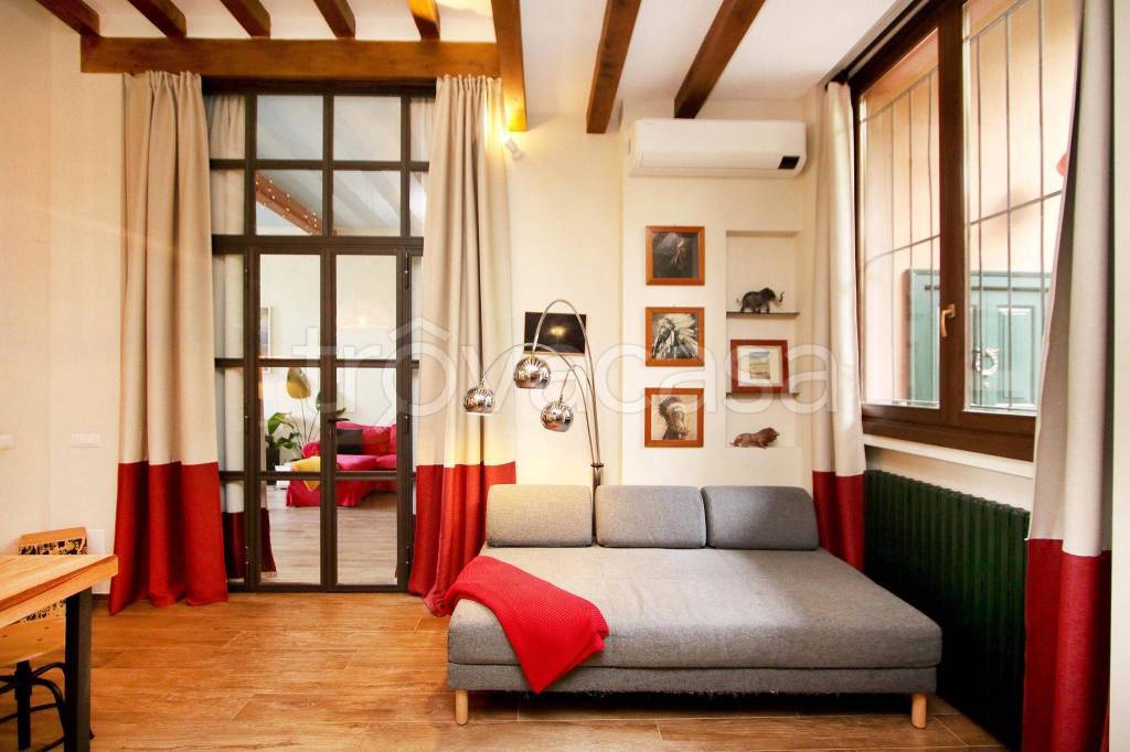 appartamento in vendita a Milano in zona Famagosta