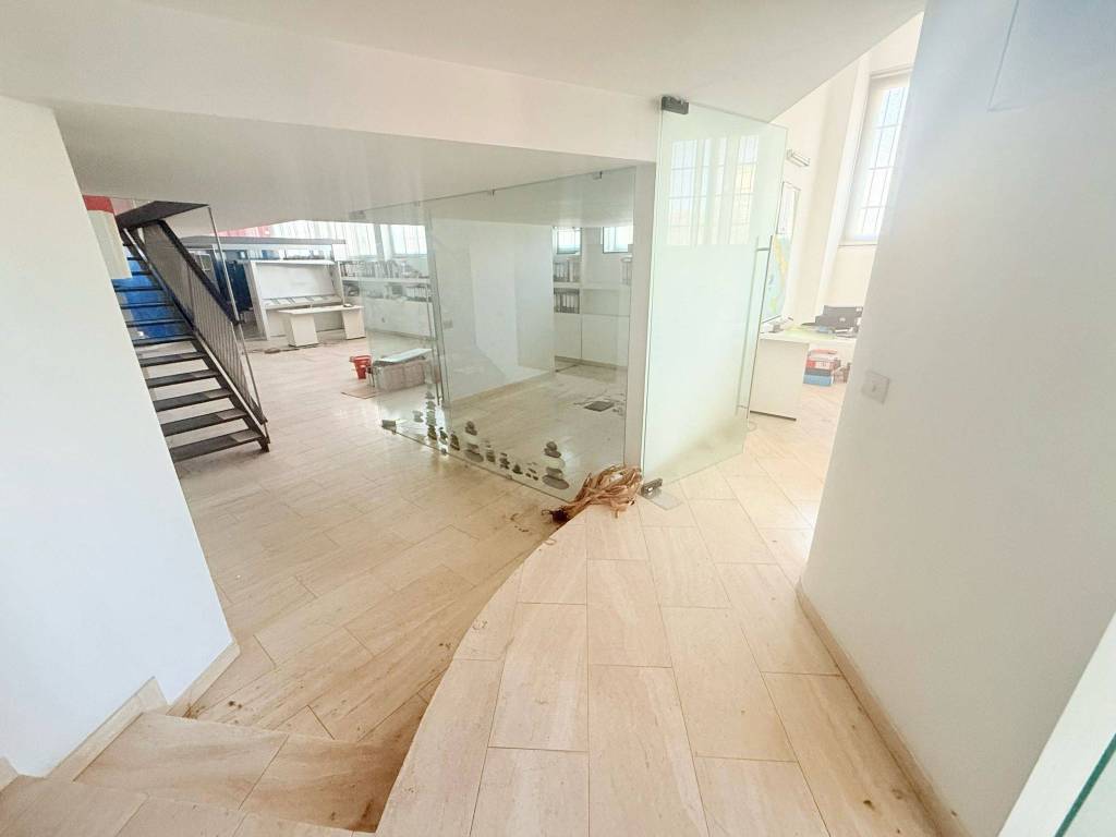 ufficio in vendita a Milano in zona Rogoredo