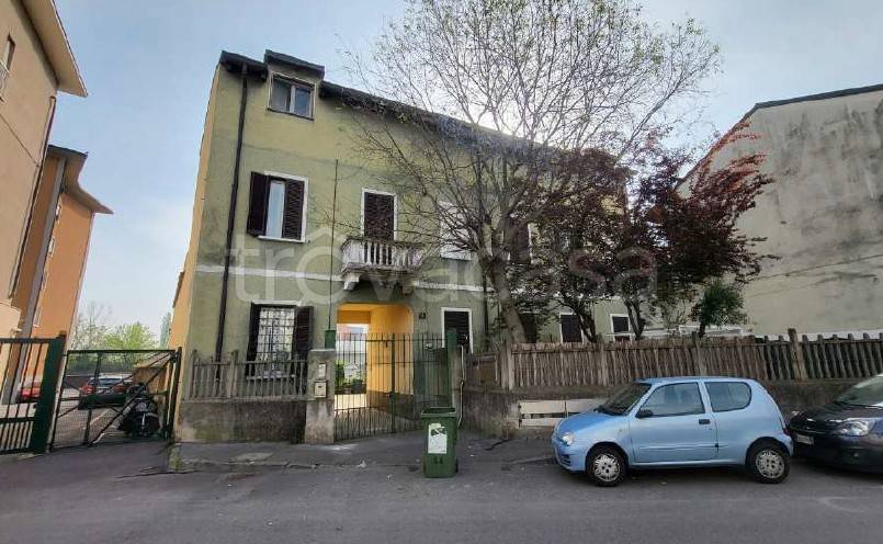 appartamento in vendita a Milano in zona Baggio
