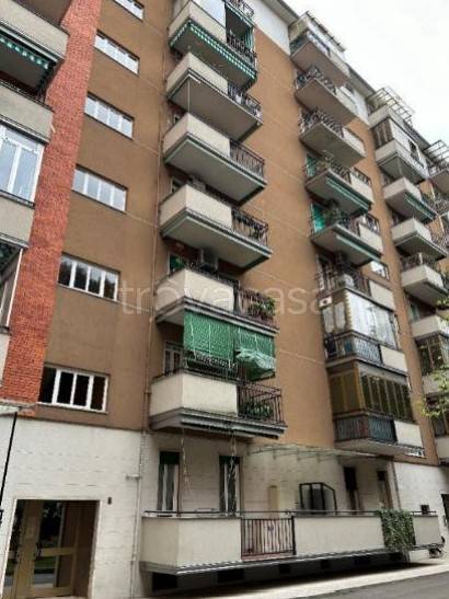 appartamento in vendita a Milano in zona Lorenteggio