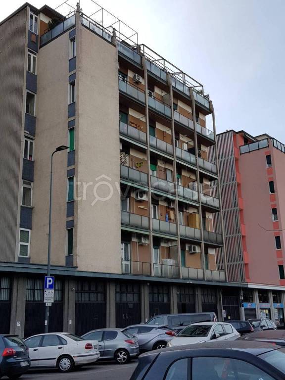appartamento in vendita a Milano in zona Cascina dei Pomi