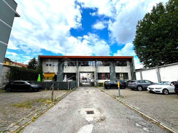 ufficio in vendita a Milano in zona Gorla