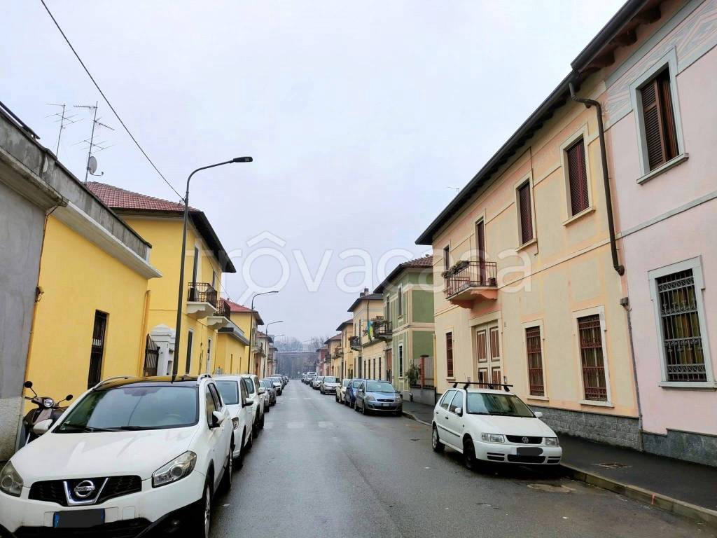 appartamento in vendita a Milano in zona Famagosta