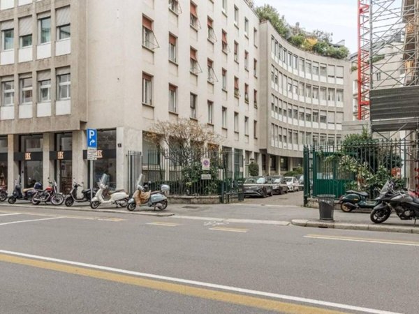 appartamento in vendita a Milano in zona Guastalla