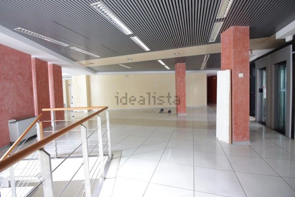 locale commerciale in vendita a Milano in zona Lambrate