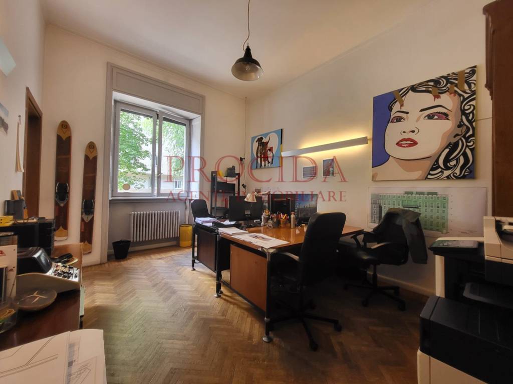 ufficio in vendita a Milano in zona Sant'Ambrogio