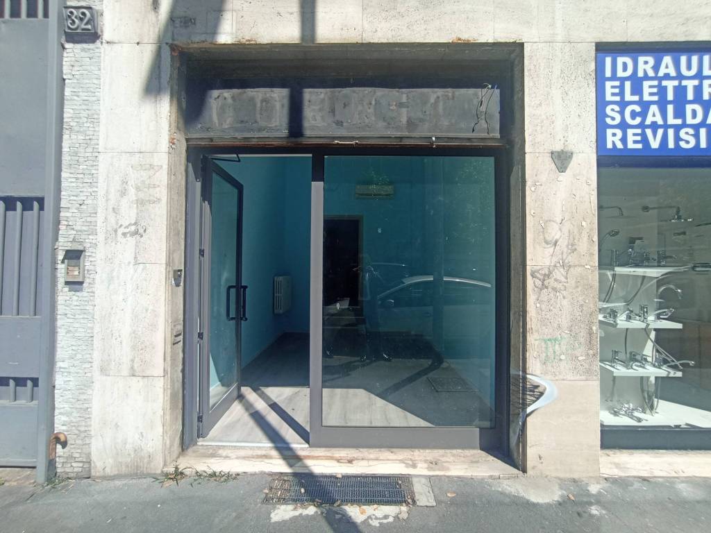 negozio in vendita a Milano in zona Lorenteggio